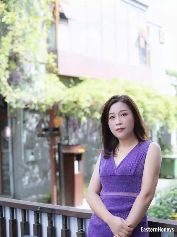 Xiaohong, 41